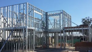 Lee más sobre el artículo Construcción Sostenible con Hierro: Beneficios Ambientales y Económicos del Uso de Materiales Reciclados