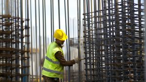 Lee más sobre el artículo Innovación en la Construcción: El Papel del Hierro en las Nuevas Tecnologías de Prefabricación y Modularidad