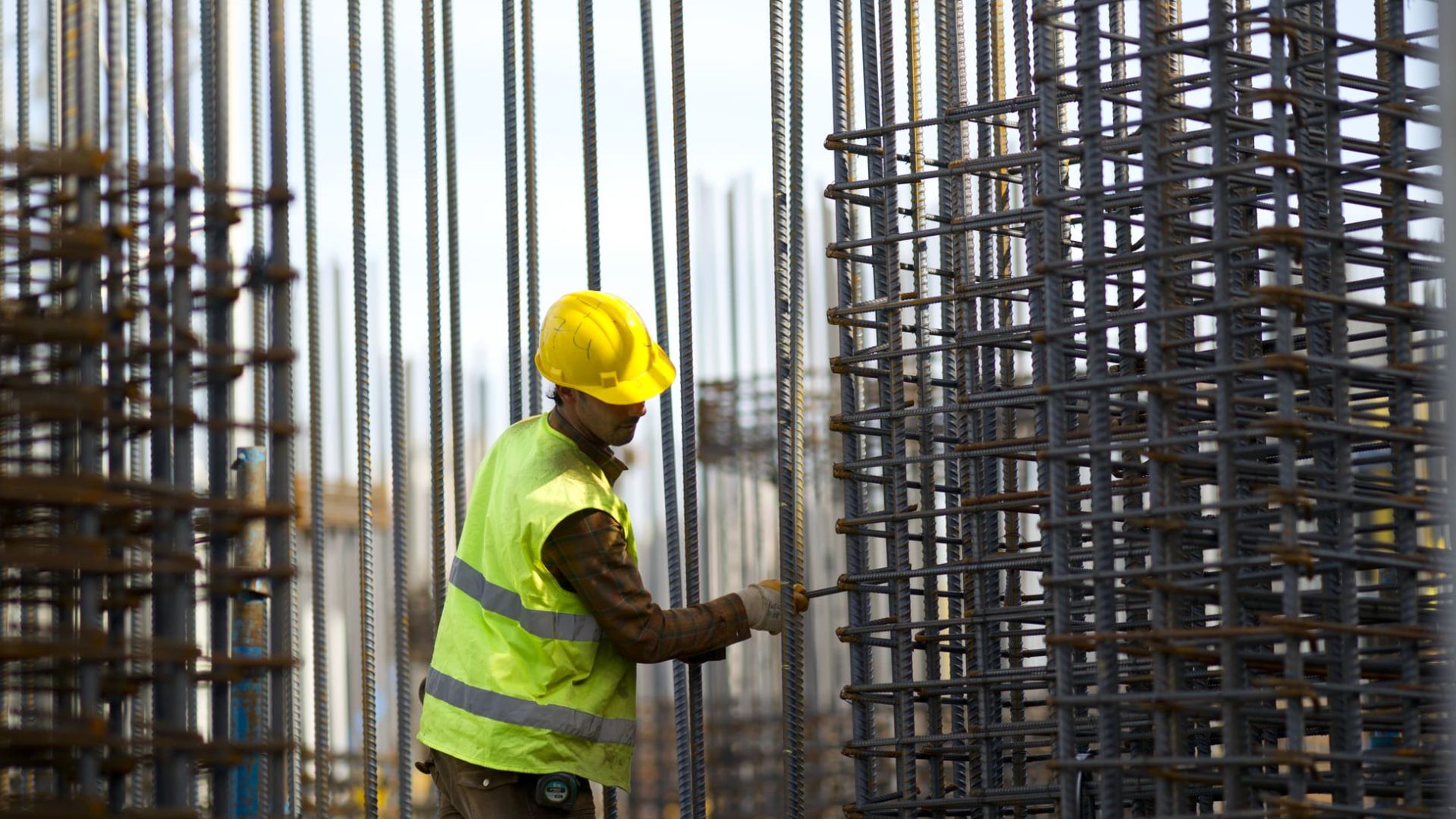 En este momento estás viendo Innovación en la Construcción: El Papel del Hierro en las Nuevas Tecnologías de Prefabricación y Modularidad