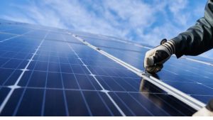 Lee más sobre el artículo Cubiertas Inteligentes: Integrando Tejas de Hierro con Soluciones Sustentables y Energía Solar