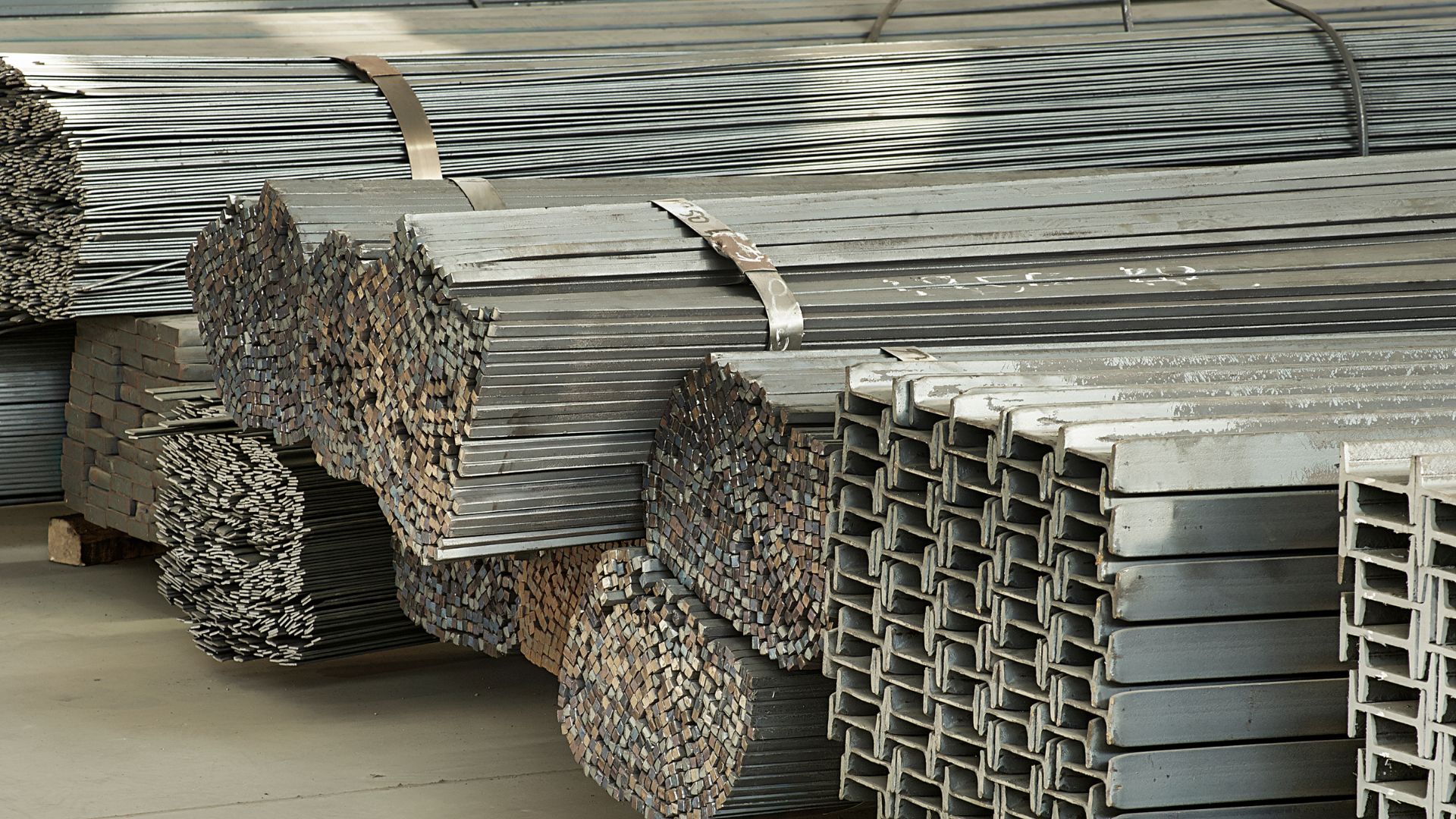 En este momento estás viendo Cómo elegir entre hierro corrugado, perfiles estructurales y láminas