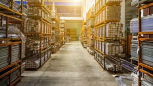 Lee más sobre el artículo Cómo planear el almacenamiento seguro de hierro y acero en obra